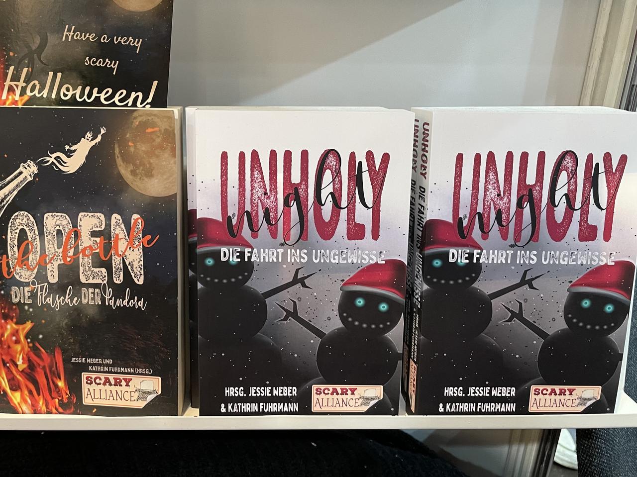 Foto der Anthologie Unholy Night in einem Regal auf der Leipziger Buchmesse