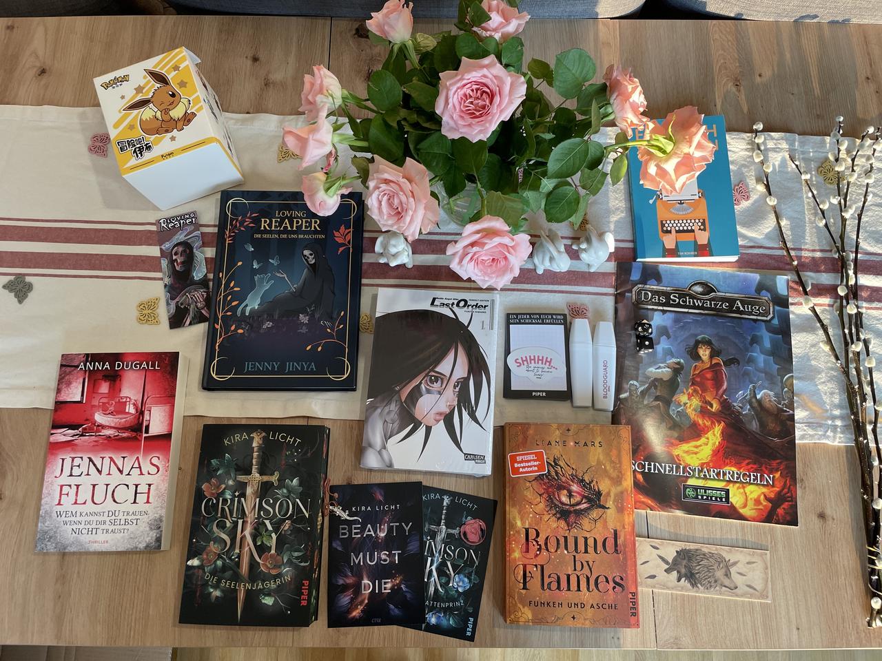 Foto von gekauften Büchern und Werbeartikeln.