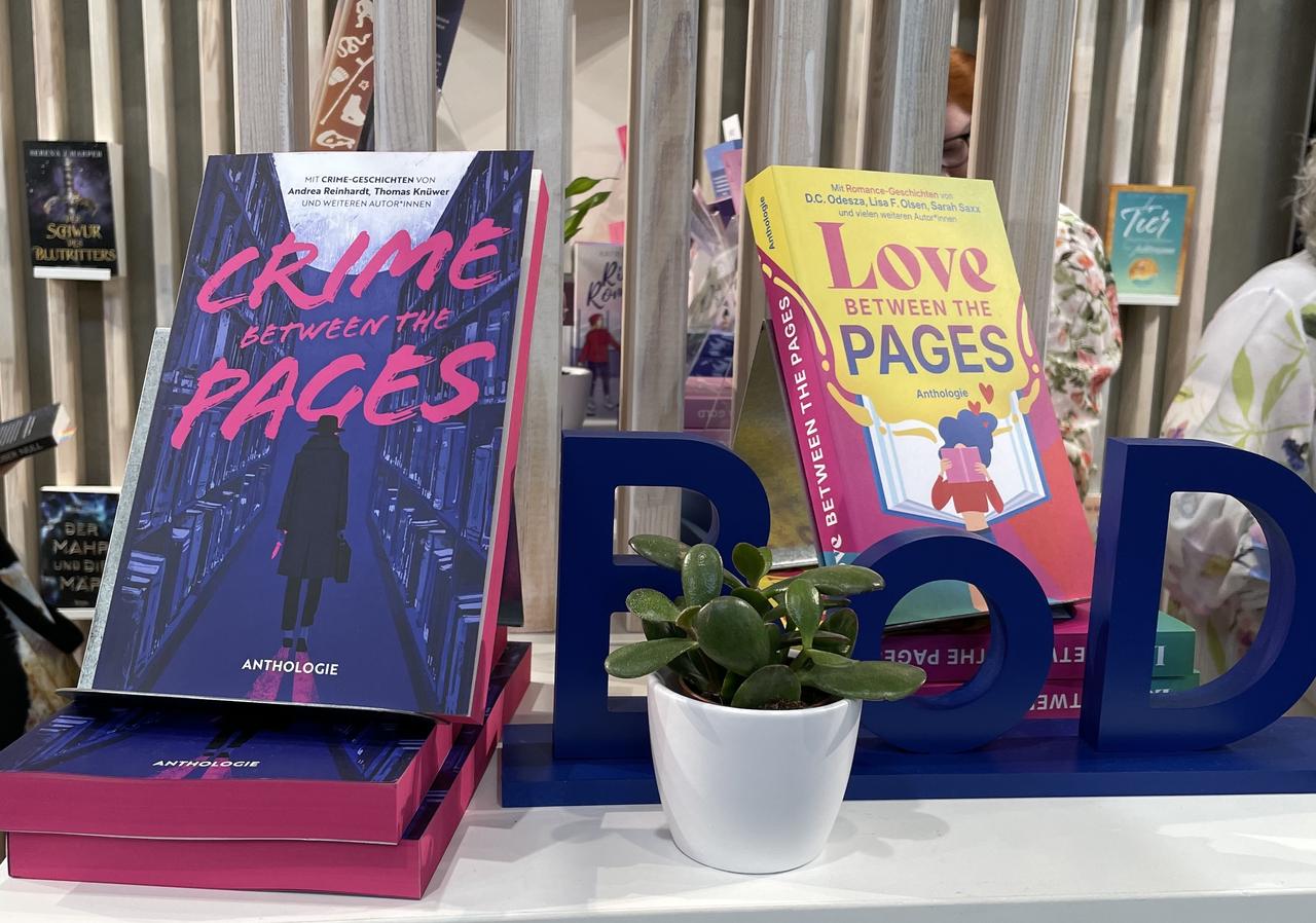 Foto der Anthologie mit dem Titel Crime between the pages am Stand von BoD.