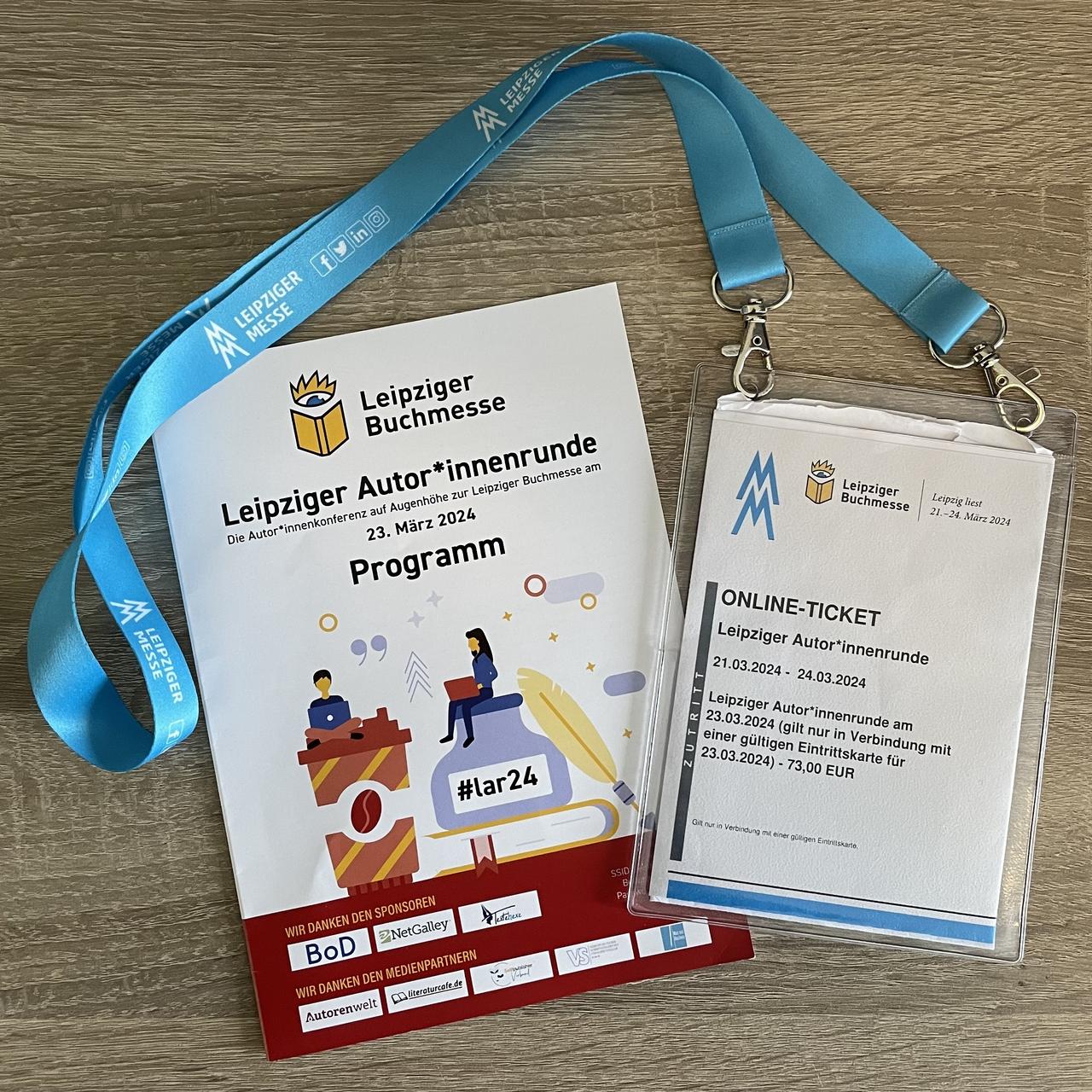 Foto einer Eintrittskarte zur Leipziger Autor:innenrunde und das Programmheft
